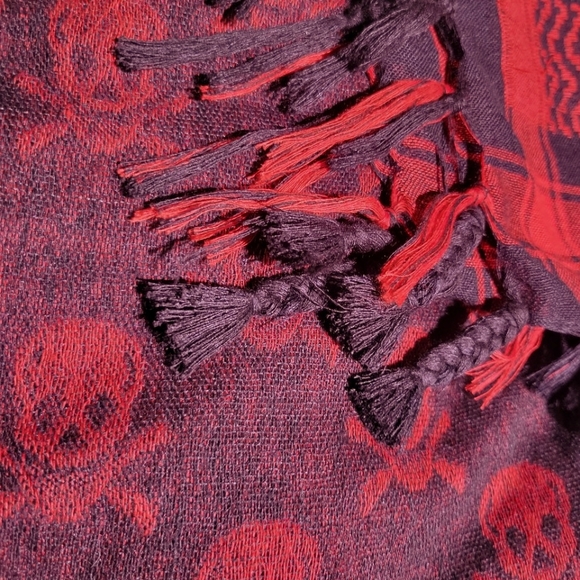 Skull and Crossbones Reversible Scarf With Tassels - Picture 3 of 3